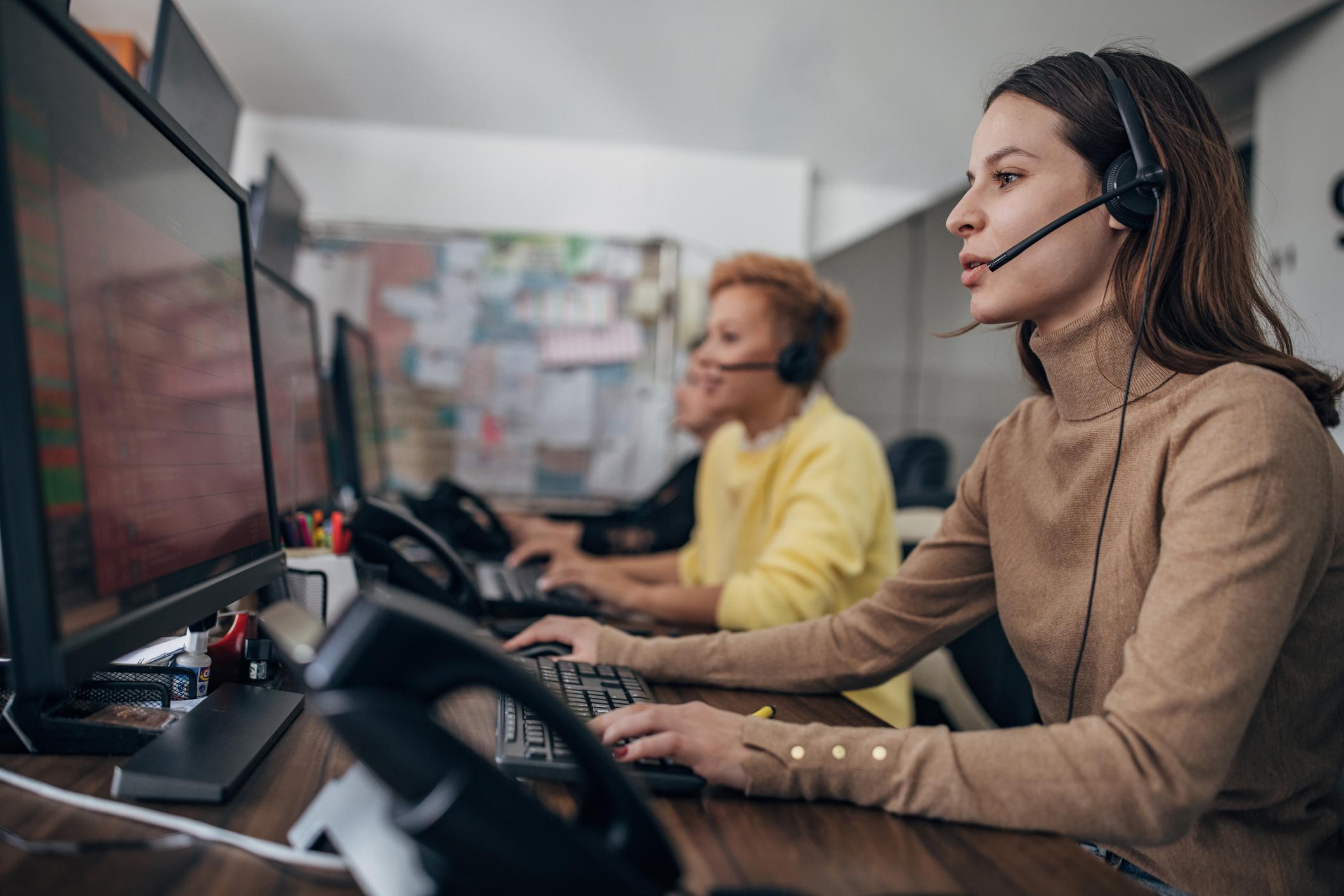 911 dispatcher answering an emergency call